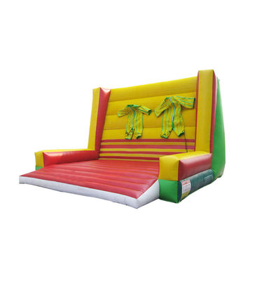 놀이성 있는 팽창성 스티키 월 어트랙션 2개의 슈트가 포함되어 있습니다.